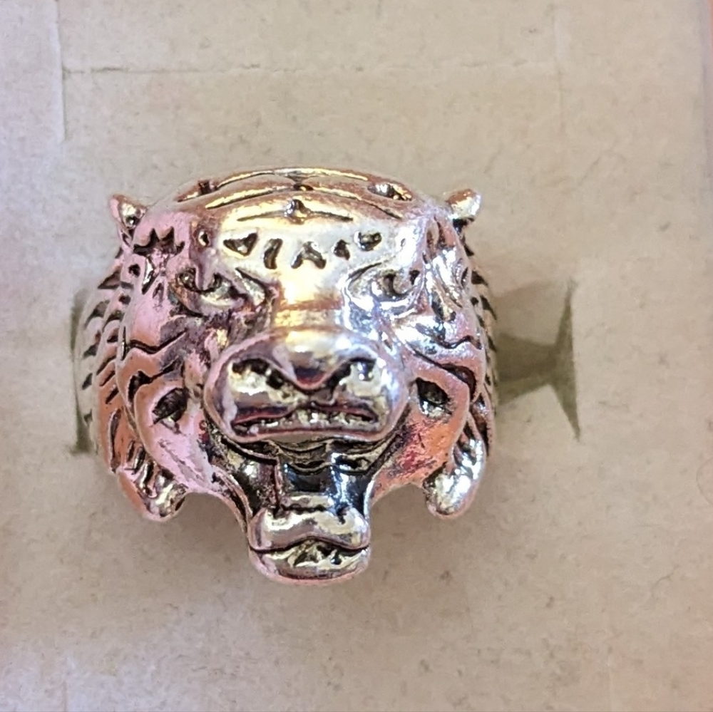 Silver Tone Animal Head Ring – Bold Statement, T2B1M